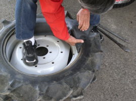 ある程度チューブを持ち上げているとスムーズに出来ます