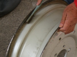 ワイヤーブラシで削ると能率が良いです