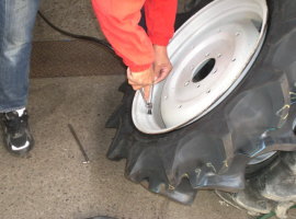 タイヤの中に空気を充填します